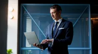 Zarządzanie projektami 5.0 z przygotowaniem do AgilePM Foundation | Studia podyplomowe w Gdańsku | Uniwersytet WSB Merito w Gdańsku: Słuchacz w garniturze i z laptopem w ręku