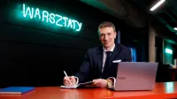 Social media i influencer marketing | Studia podyplomowe w Gdańsku | Uniwersytet WSB Merito w Gdańsku: Słuchacz pod neonem "warsztaty"
