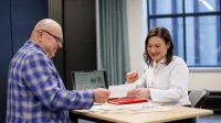 Customer experience management | Studia podyplomowe w Gdańsku | Uniwersytet WSB Merito w Gdańsku: Słuchacze SP podczas indywidualnej rozmowy