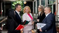 Data Scientist | Studia podyplomowe w Gdańsku | Uniwersytet WSB Merito w Gdańsku: Słuchacze studiów podyplomowych stoją w grupie w biznesowych strojach