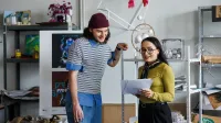 Komunikacja wizualna | Studia I stopnia w Gdańsku | Uniwersytet WSB Merito w Gdańsku: Student omawia projekt z wykładowczynią 