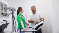 Dietetyka sportowa | Uniwersytet WSB Merito w Gdańsku: Studentka na sprzęcie medycznym