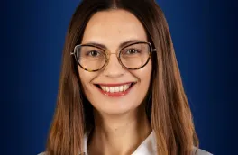 Kosmetologia | Uniwersytet WSB Merito w Gdańsku: Zdjęcie biznesowe uśmiechniętej brunetki w okularach