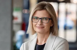 Pedagogika przedszkolna i wczesnoszkolna | Studia jednolite magisterskie w Gdańsku | Uniwersytet WSB Merito w Gdańsku: Zdjęcie portretowe wykładowczyni o blond włosach do ramion