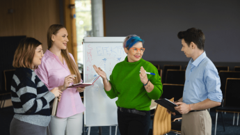 Zarządzanie w oświacie | Studia podyplomowe w Gdańsku | Uniwersytet WSB Merito w Gdańsku: Grupa studentów przy tablicy