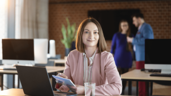 Nutripsychiatria | Studia podyplomowe w Gdańsku | Uniwersytet WSB Merito w Gdańsku: Kobieta przy biurku z laptopem