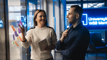 Akademia zarządzania zmianą i strategią | Studia podyplomowe w Gdańsku | Uniwersytet WSB Merito w Gdańsku: Kobieta i mężczyzna na Uniwersytecie WSB Merito podczas rozmowy biznesowej