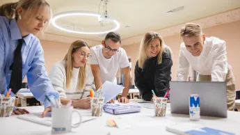 Prawo w energetyce | Studia I stopnia w Gdańsku | Uniwersytet WSB Merito w Gdańsku: Studenci w białej przestrzeni pracują warsztatowo