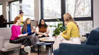 Zarządzanie zasobami ludzkimi | Uniwersytet WSB Merito w Gdańsku: Studenci na uniwersytecie wspólnie grają w grę planszową