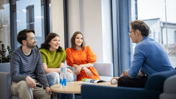 Psychologia zachowań konsumenckich | Studia I stopnia w Gdańsku | Uniwersytet WSB Merito w Gdańsku: Studenci siedzą w holu i rozmawiają siedząc na kanapach