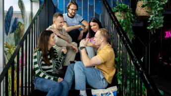 Filologia angielska z językiem hiszpańskim | Studia I stopnia w Gdańsku | Uniwersytet WSB Merito w Gdańsku: Studenci siedzą na schodach i rozmawiają na przerwie