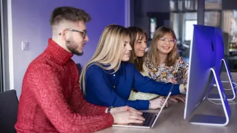 Narzędzia AI w biznesie | Studia I stopnia w Gdańsku | Uniwersytet WSB Merito w Gdańsku: Studenci siedzą w sali komputerowej i pracują