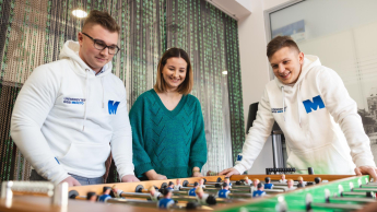 Coaching rozwoju zawodowego i osobistego | Studia I stopnia w Gdańsku | Uniwersytet WSB Merito w Gdańsku: Studenci grają w piłkarzyki