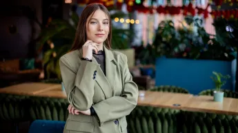 Prawo w biznesie | Studia I stopnia w Gdańsku | Uniwersytet WSB Merito w Gdańsku: Portret biznesowy studentki w szałwiowej marynarce