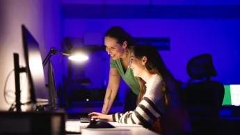 Programowanie desktop apps | Studia II stopnia w Gdańsku | Uniwersytet WSB Merito w Gdańsku: Studentki siedzą wieczorem przy monitorze i pracują