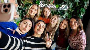 Marketing i social media | Studia I stopnia w Gdańsku | Uniwersytet WSB Merito w Gdańsku: Studentki w wolnym czasie, robią sobie selfie w grupie