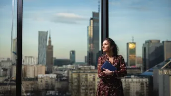 Gospodarowanie nieruchomościami | Studia I stopnia w Gdańsku | Uniwersytet WSB Merito w Gdańsku: Kobieta na tle wieżowców 