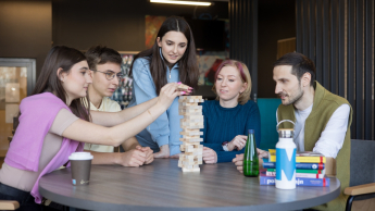 Menedżer eventów i turystyki biznesowej | Uniwersytet WSB Merito w Gdańsku: grupa-studentow-grajacaw-gre