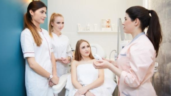 Podologia w praktyce | Uniwersytet WSB Merito w Gdańsku: 4 panie kosmetolożki rozmawiają w gabinecie