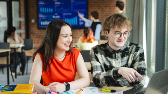 Finanse i rachunkowość | Studia II stopnia ze studiami podyplomowymi w Gdańsku | Uniwersytet WSB Merito w Gdańsku: studenci w sali wykładowej
