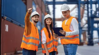 Systemy informatyczne w zarządzaniu łańcuchem dostaw | Studia II stopnia w Gdańsku | Uniwersytet WSB Merito w Gdańsku: Logistycy w strojach służbowych w pracy