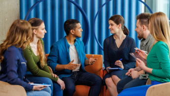 Psychologia biznesu | Studia jednolite magisterskie w Gdańsku | Uniwersytet WSB Merito w Gdańsku: studenci z wykładowcą podczas zajęć