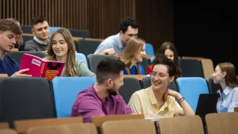 Zarządzanie przedsiębiorstwami turystycznymi | Studia I stopnia w Gdańsku | Uniwersytet WSB Merito w Gdańsku: rozmowa-studenci-aula