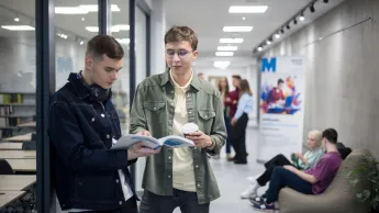 Prawo w energetyce | Studia I stopnia w Gdańsku | Uniwersytet WSB Merito w Gdańsku: Dwóch chłopaków rozmawia na uczelni