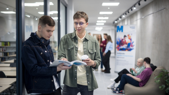 Rachunkowość i controlling | Studia I stopnia w Gdańsku | Uniwersytet WSB Merito w Gdańsku: Dwóch chłopaków rozmawia na uczelni