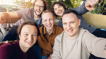 Bezpieczeństwo energetyczne i odnawialne źródła energii | Studia I stopnia w Gdańsku | Uniwersytet WSB Merito w Gdańsku: 5 uśmiechniętych chłopaków w luźnej atmosferze pozują do zdjęcia