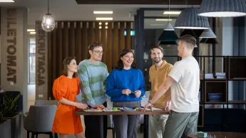 Rachunkowość i sprawozdawczość finansowa z elementami ESG | Studia II stopnia w Gdańsku | Uniwersytet WSB Merito w Gdańsku: studenci-grupa-smiech-i-stopien