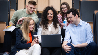 Analityk finansowy i rynkowy | Studia I stopnia w Gdańsku | Uniwersytet WSB Merito w Gdańsku: studenci-laptop-schody-aula