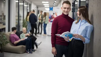 Wyniki wyszukiwania | Uniwersytet WSB Merito w Gdańsku: Studenci na korytarzu na uczelni