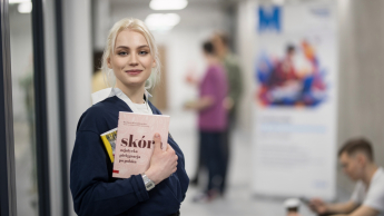 Zarządzanie w ochronie zdrowia | Studia II stopnia ze studiami podyplomowymi  | Uniwersytet WSB Merito w Gdańsku: studentka-ksiazka