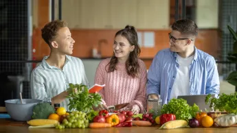 Psychodietetyka | Studia I stopnia w Gdańsku | Uniwersytet WSB Merito w Gdańsku: Studenci w kuchni przygotowują wspólnie posiłek