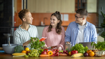 Psychodietetyka | Studia I stopnia w Gdańsku | Uniwersytet WSB Merito w Gdańsku: Studenci w kuchni przygotowują wspólnie posiłek