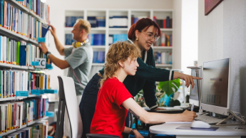 Bezpieczeństwo i higiena pracy | Uniwersytet WSB Merito w Gdańsku: Studentki przy komputerach w bibliotece