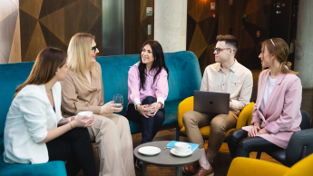 Słuchacze rozmawiają na kanapach o projekcie