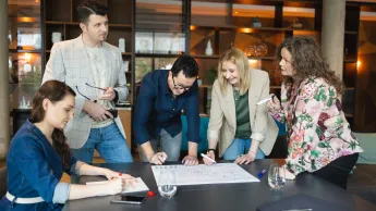 Employer Branding | Studia podyplomowe w Gdańsku | Uniwersytet WSB Merito w Gdańsku: Grupa słuchaczy studiów podyplomowych pracuje nad zagadnieniem
