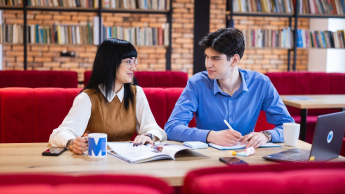 Bezpieczeństwo publicznej infrastruktury   krytycznej | Studia podyplomowe w Gdańsku | Uniwersytet WSB Merito w Gdańsku: SP uczestnicy rozmowa uczelnia