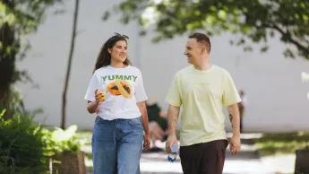 Psychologia w zarządzaniu – z certyfikatem FU | Studia II stopnia w Gdańsku | Uniwersytet WSB Merito w Gdańsku: Studenci podczas spaceru w letni dzień
