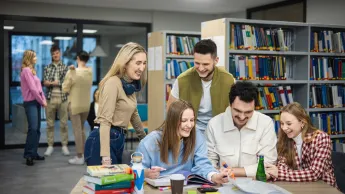 Bezpieczeństwo zdrowotne | Studia I stopnia w Gdańsku | Uniwersytet WSB Merito w Gdańsku: Studenci pracują w grupie w bibliotece