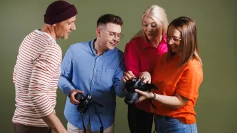 Komunikacja wizerunkowa w biznesie | Studia I stopnia w Gdańsku | Uniwersytet WSB Merito w Gdańsku: Studenci podczas ćwiczeń z fotografii 