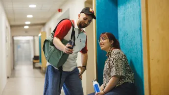 Bankowość i doradztwo finansowe | Studia II stopnia w Gdańsku | Uniwersytet WSB Merito w Gdańsku: Studenci na korytarzu Uniwersytetu