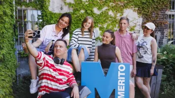 Menedżer sprzedaży | Studia I stopnia w Gdańsku | Uniwersytet WSB Merito w Gdańsku: Studenci robią sobie selfie z sygnetem "M"