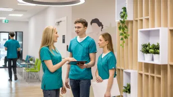 Pielęgniarstwo | Studia I stopnia w Gdańsku | Uniwersytet WSB Merito w Gdańsku: studenci w czasie rozmowy