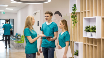 Angielski w służbie zdrowia | Studia I stopnia w Gdańsku | Uniwersytet WSB Merito w Gdańsku: studenci w czasie rozmowy