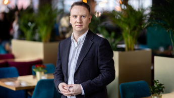 Zarządzanie w administracji publicznej | Studia II stopnia ze studiami podyplomowymi  | Uniwersytet WSB Merito w Gdańsku: Student w garniturze, zdjęcie biznesowe