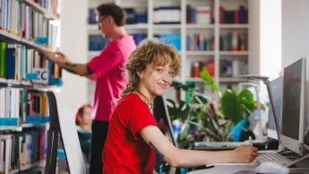 Wyniki wyszukiwania | Uniwersytet WSB Merito w Gdańsku: Studentka przy komputerze w bibliotece