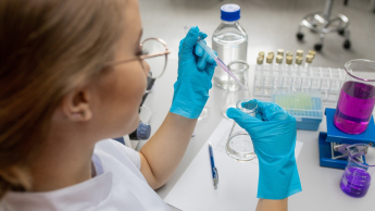 Trychologia | Studia II stopnia ze studiami podyplomowymi  | Uniwersytet WSB Merito w Gdańsku: studentka-laboratorium-kosmetologia